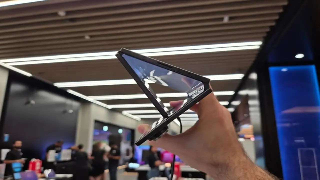 أسباب تزايد مبيعات الهواتف القابلة للطي رغم ارتفاع أسعارها في الأسواق العالمية؟